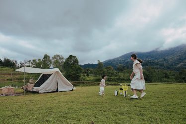 La technologie et les enfants en camping