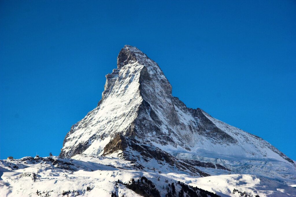 Pyramide du Cervin dominant les alpages au-dessus de Zermatt