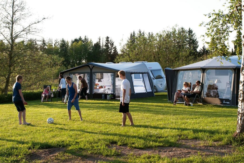 Tente de bivouac isolée en montagne au coucher du soleil