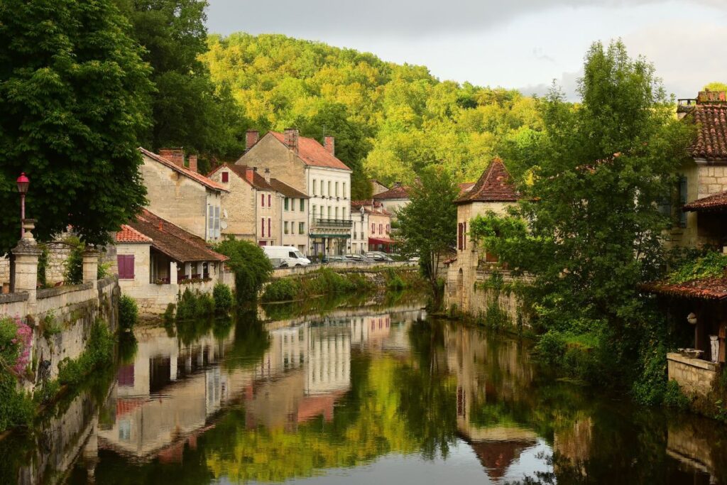 Village de pierre et clocher roman sur la via Podiensis, entre la Margeride et l’Aubrac