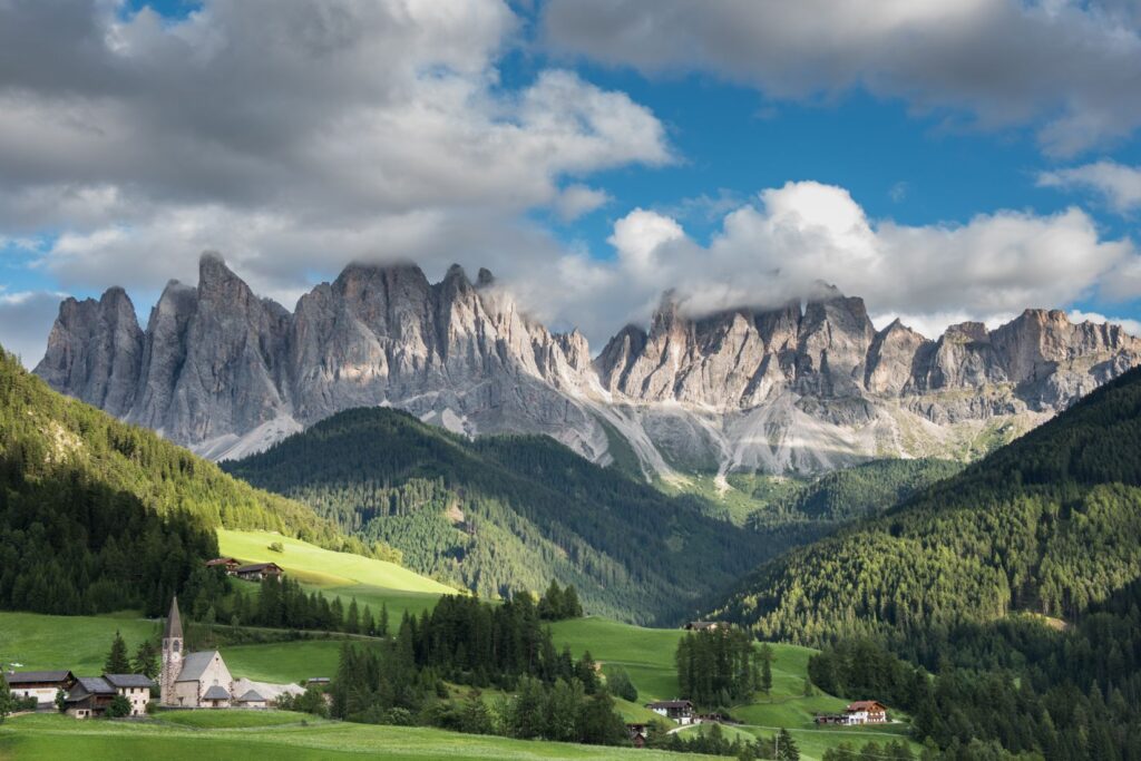 Crête herbeuse et falaises de la Seceda dans le Val Gardena, Dolomites