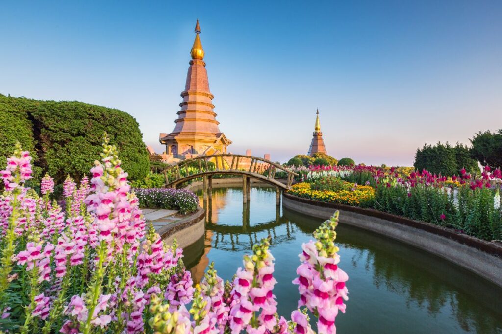 Forêt tropicale et relief du parc national du Doi Inthanon, près de Chiang Mai en Thaïlande