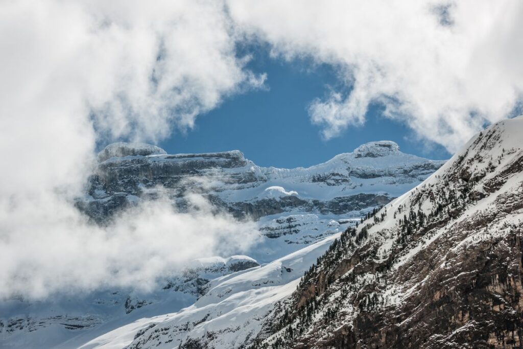 Cirque de Gavarnie et ses parois encore enneigées au printemps dans les Hautes-Pyrénées