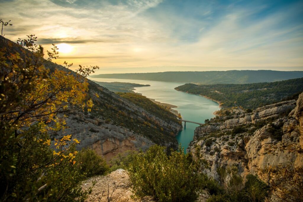 Rivière turquoise du Verdon au fond des gorges entre de hautes falaises calcaires