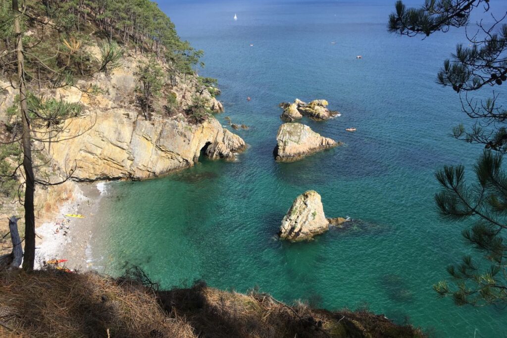 Falaises et crique de la presqu’île de Crozon au bord de l’océan Atlantique en Bretagne