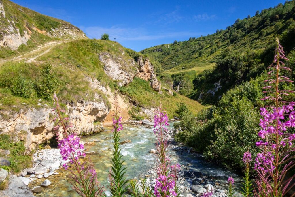 Vallée alpine de la Vanoise avec sommets encore enneigés au printemps en Savoie