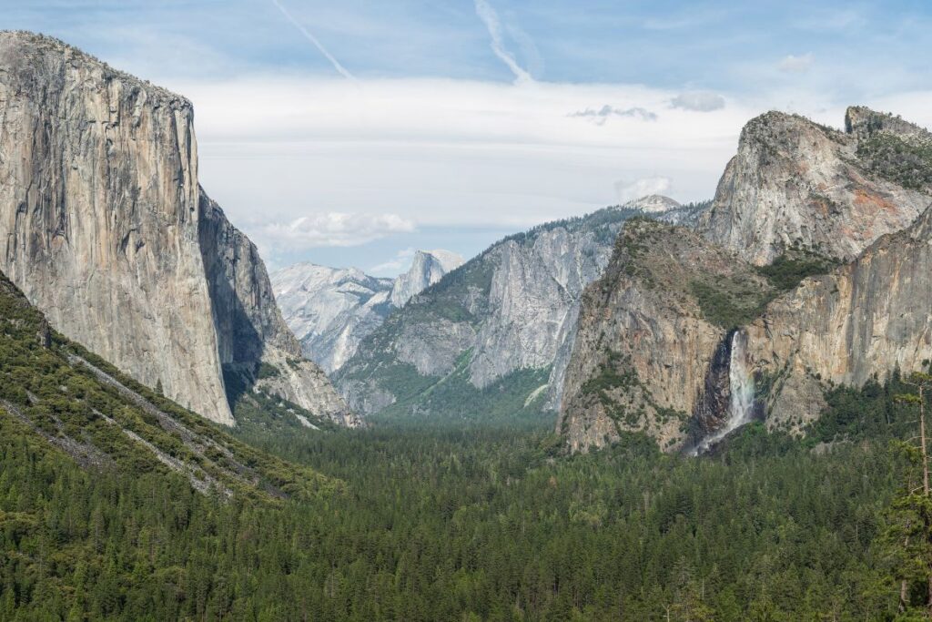 Vallée de Yosemite en automne avec falaises de granit et arbres aux couleurs dorées, Californie