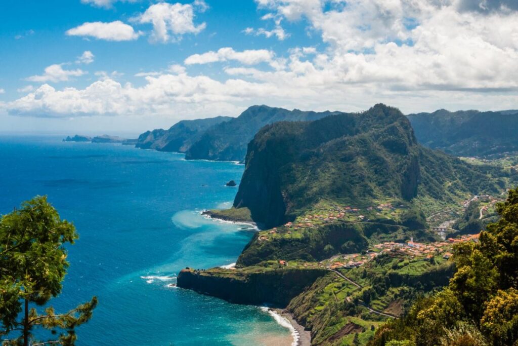 Sentier de crête du Pico do Areeiro au-dessus d’une mer de nuages, île de Madère