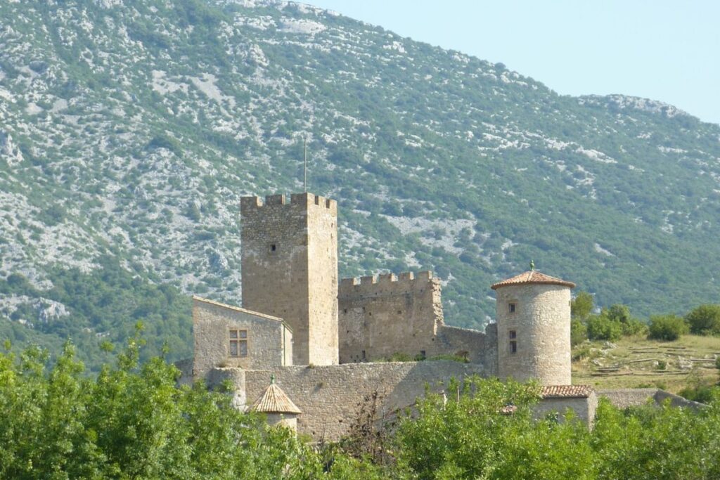 Vue sur la vallée de la Buèges dans l’Hérault, entre garrigue, rivière et reliefs calcaires