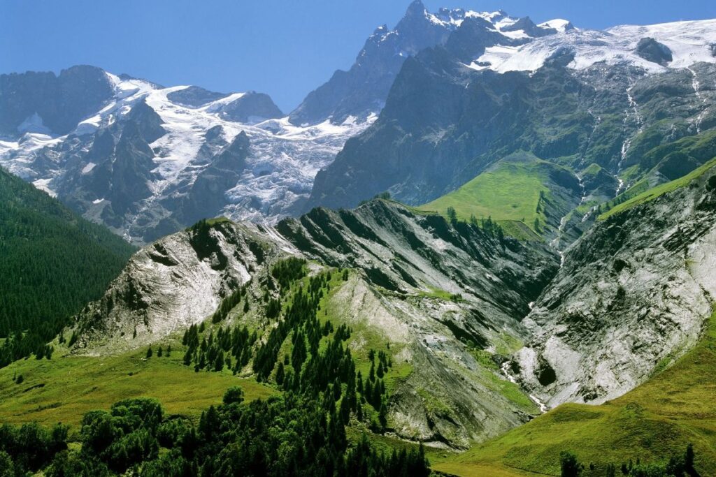 Chalet d’hôtel savoyard aux Gets, première étape de montagne de la route des Grandes Alpes