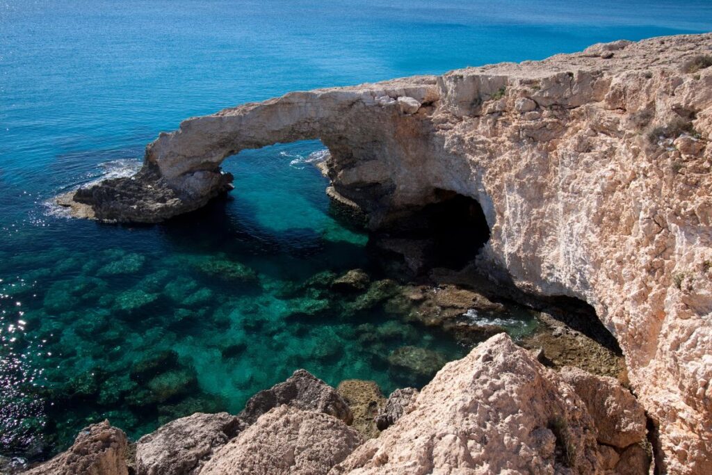 Falaises calcaires blanches et eaux turquoise des calanques entre Marseille et Cassis