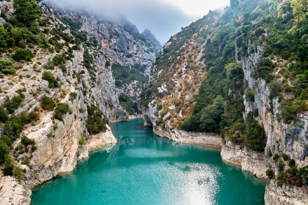 Rivière émeraude au fond des gorges du Verdon entre de hautes falaises calcaires