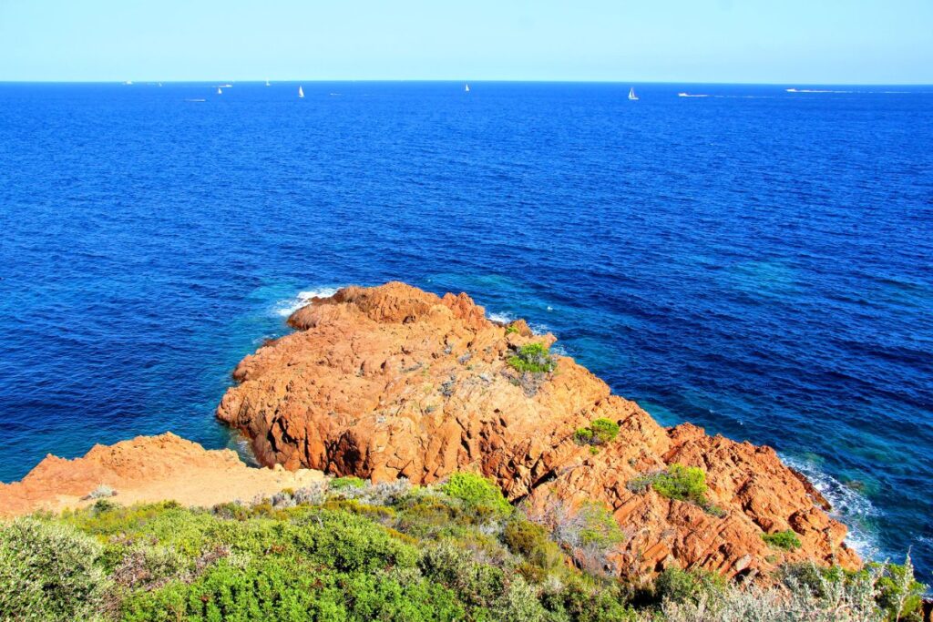 Roches volcaniques rouges du massif de l’Estérel surplombant la Méditerranée