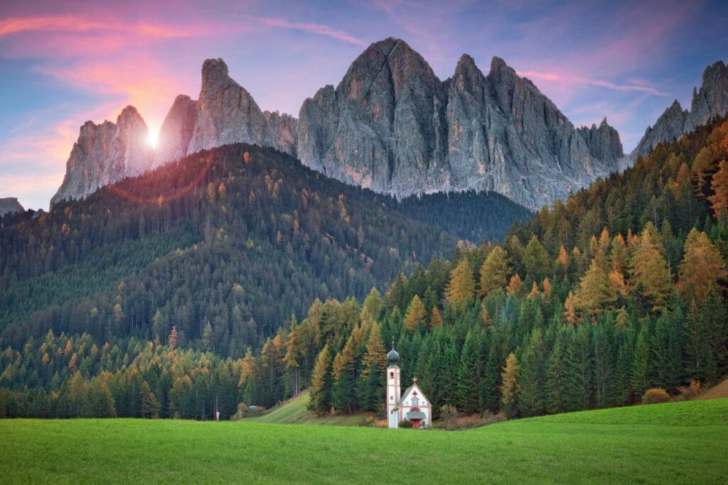 Sommets calcaires des Dolomites italiennes teintés de rose au coucher du soleil