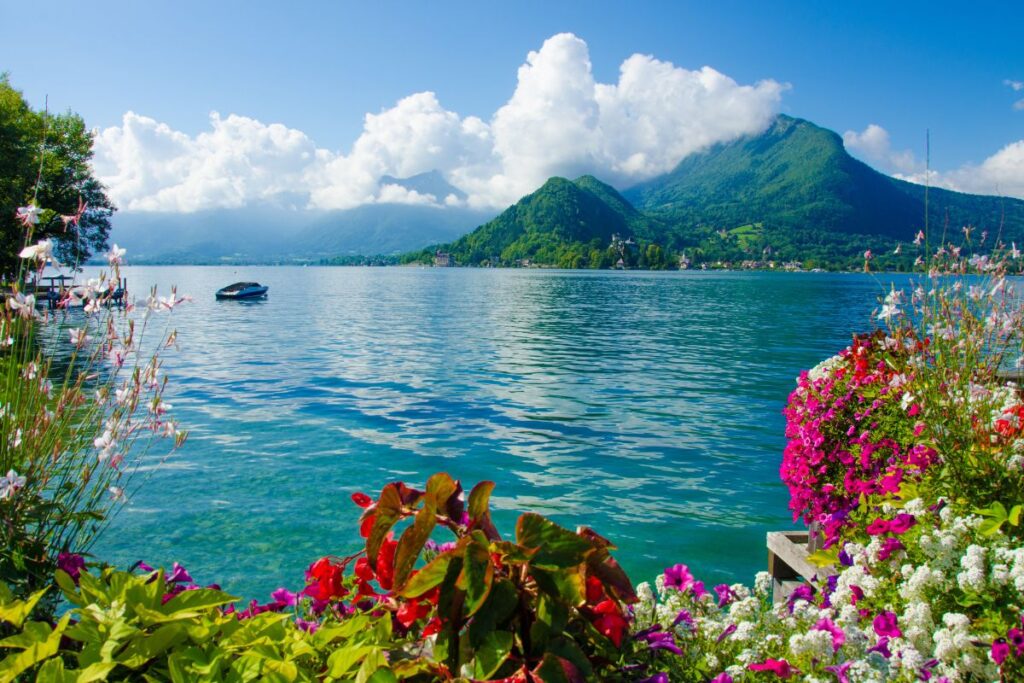 Lac d’Annecy et montagnes des Aravis encore enneigées au printemps
